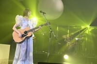 アコースティックギターを演奏する玉井詩織。(c)増田慶・髙田真希子