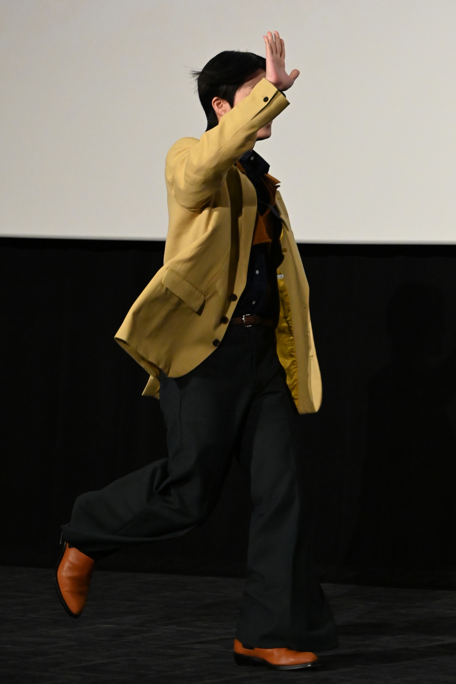 入場するやいなや、しまじろうに近づく木全翔也。