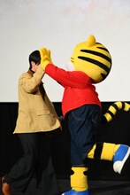 しまじろうにハイタッチする木全翔也。