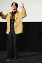 ロボロボダンスを踊る木全翔也。