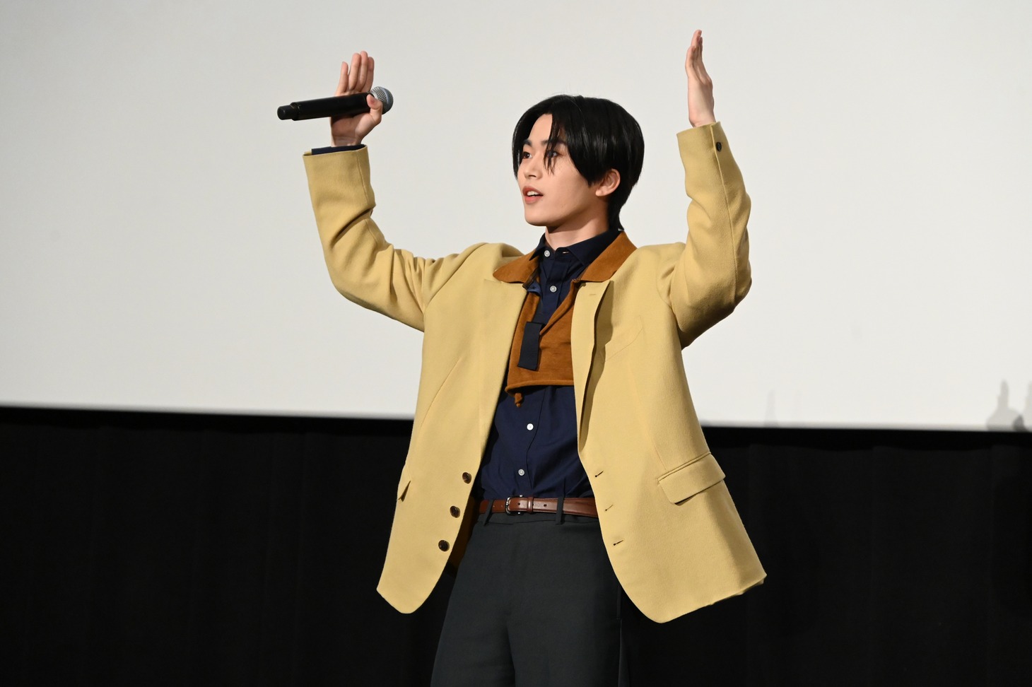 ロボロボダンスを踊る木全翔也。