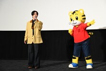 ロボロボダンス中にコール＆レスポンスを試みて会場を盛り上げる木全翔也としまじろう。