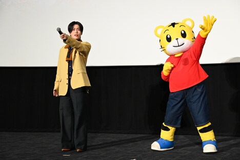 オーディエンスにマイクを向ける木全翔也。