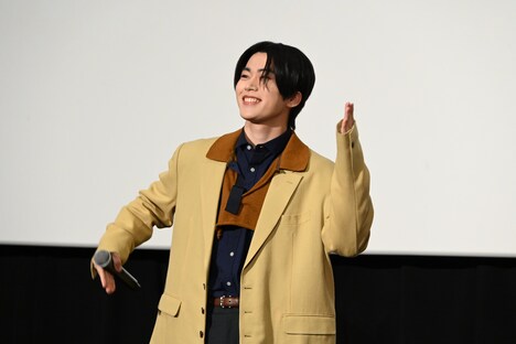 楽しくロボロボダンスを踊る木全翔也。