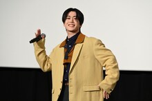 楽しげにロボロボダンスを踊る木全翔也。