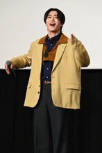 ロボロボダンスを踊る木全翔也。