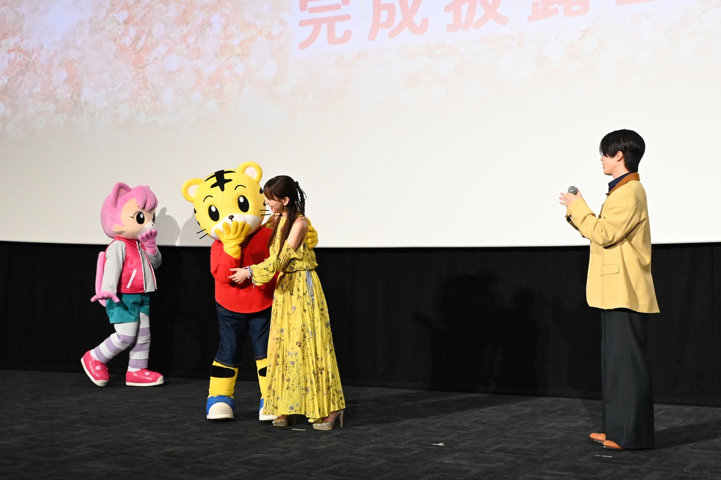 完成披露上映会の様子。