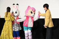 にゃっきいとハイタッチをする木全翔也。