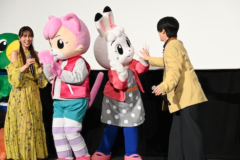 みみりんとハイタッチをする木全翔也。