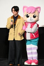 にゃっきいに腕を組まれる木全翔也。