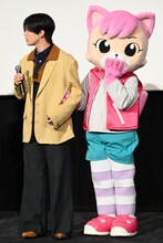 にゃっきいに腕を組まれる木全翔也。