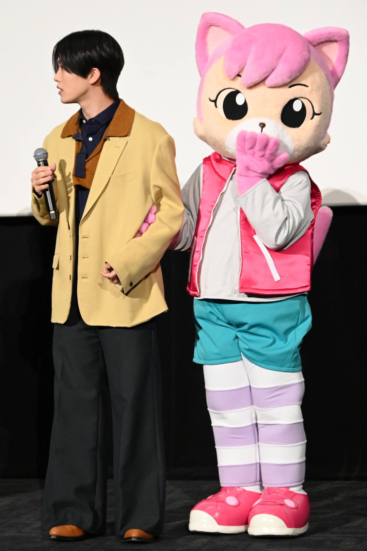 にゃっきいに腕を組まれる木全翔也。