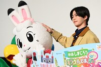 フォトセッション中、隙を見てみみりんをなでる木全翔也。