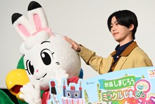 フォトセッション中、隙を見てみみりんをなでる木全翔也。