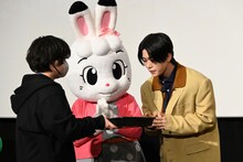 みみりんに見守られながら、そっとマイクを受け取る木全翔也。