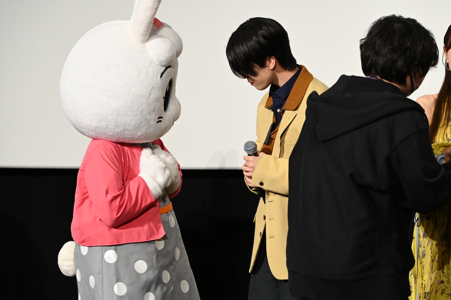 みみりんを見つめる木全翔也。
