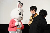 みみりんとアイコンタクトをする木全翔也。