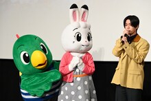 みみりんととりっぴいに見守られながらコメントをする木全翔也。