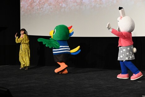 退場するMay J.を追いかけるとりっぴい。