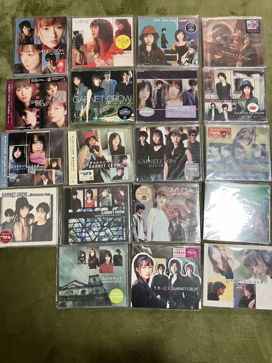 お見送り芸人しんいちが実家で保有しているCDの一部。