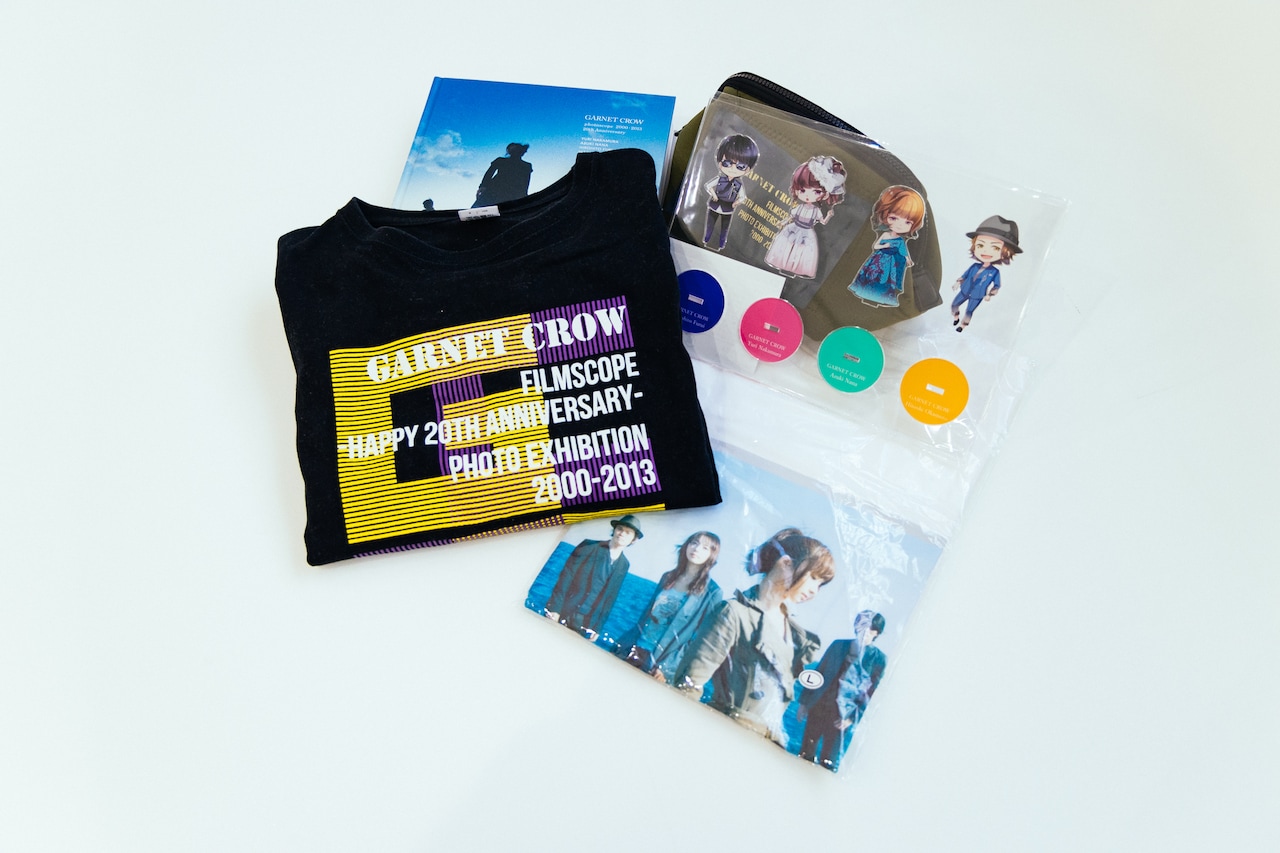 お見送り芸人しんいちが所有しているGARNET CROWグッズの一部。一番手前の「Over Drive」Tシャツは2着目とのこと。