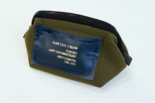 使い古したグッズを切り取って作った、お見送り芸人しんいちオリジナルのGARNET CROWポーチ。