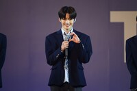 控えめにハートを作ったJIHOON。 (P)&(C) PLEDIS Entertainment　