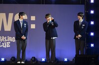 KYUNGMINの“愛嬌”を見届けるDOHOONとSHINYU。 (P)&(C) PLEDIS Entertainment　