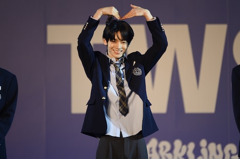 トーク中、大きくハートを作ったHANJIN。 (P)&(C) PLEDIS Entertainment