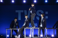 TWS「BFF」のパフォーマンスの様子。 (P)&(C) PLEDIS Entertainment　