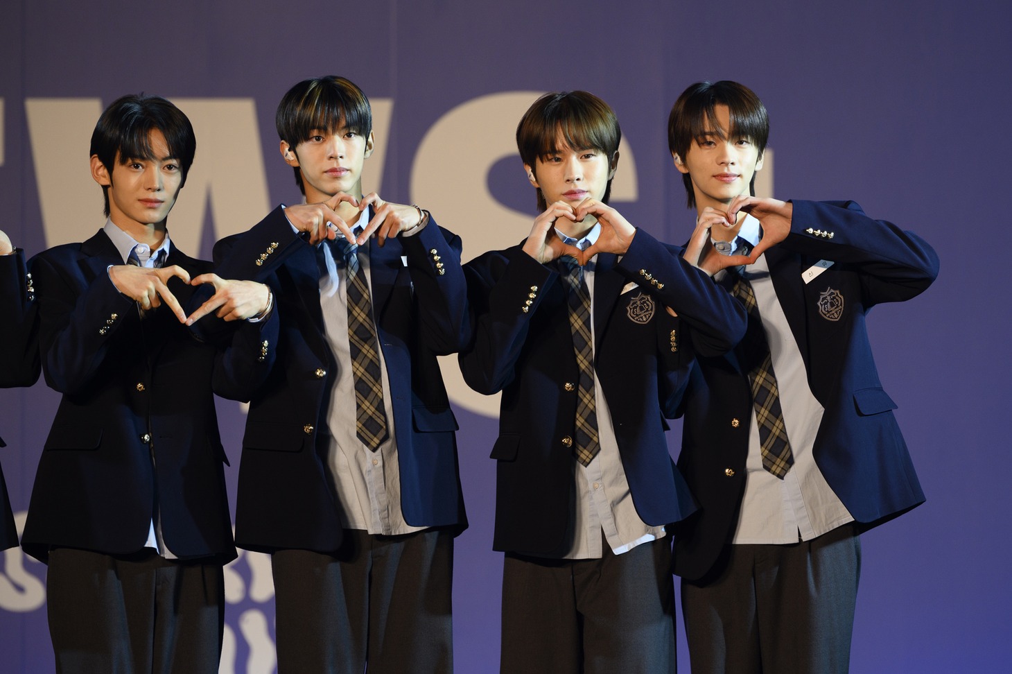フォトセッションの様子。 (P)&(C) PLEDIS Entertainment　