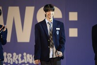 はにかむDOHOON。 (P)&(C) PLEDIS Entertainment　