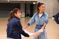 左から橋本環奈、池田美優。(c)フジテレビ