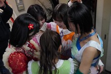 ライブ前に円陣を組むアップアップガールズ（２）。