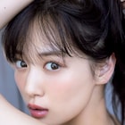 山下美月、強い目力で振り向く そして写真集のタイトルは