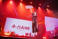 アンコールで「ドラゴンエネルギー」を歌うオーイシマサヨシ。