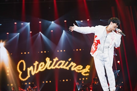 1曲目の「エンターテイナー」を歌うオーイシマサヨシ。