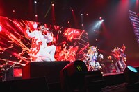 ガギュラとダイナゼノンのバトルを後押しするオーイシマサヨシ。(c)円谷プロ (c)2023 TRIGGER・雨宮哲／「劇場版グリッドマンユニバース」製作委員会