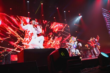 ガギュラとダイナゼノンのバトルを後押しするオーイシマサヨシ。(c)円谷プロ (c)2023 TRIGGER・雨宮哲/「劇場版グリッドマンユニバース」製作委員会