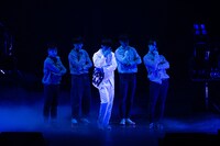 REAL AKIBA BOYZとともに「死んだ！」を披露するオーイシマサヨシ。