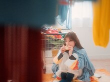 生田絵梨花「Laundry」ミュージックビデオより。