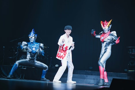 左からウルトラマンブル、オーイシマサヨシ、ウルトラマンロッソ。(c)円谷プロ