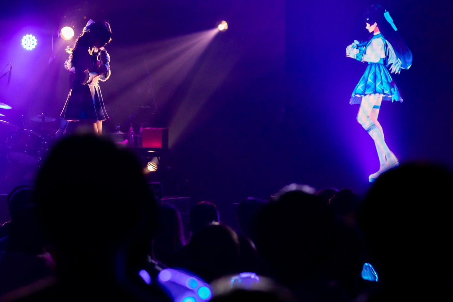 左から七海うらら、バーチャルうらら。（Photo by Yuka Ohki）