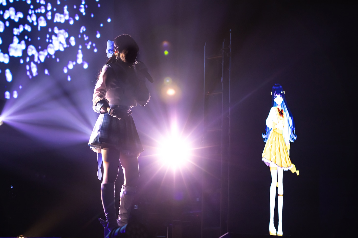 左から七海うらら、バーチャルうらら。（Photo by Yuka Ohki）