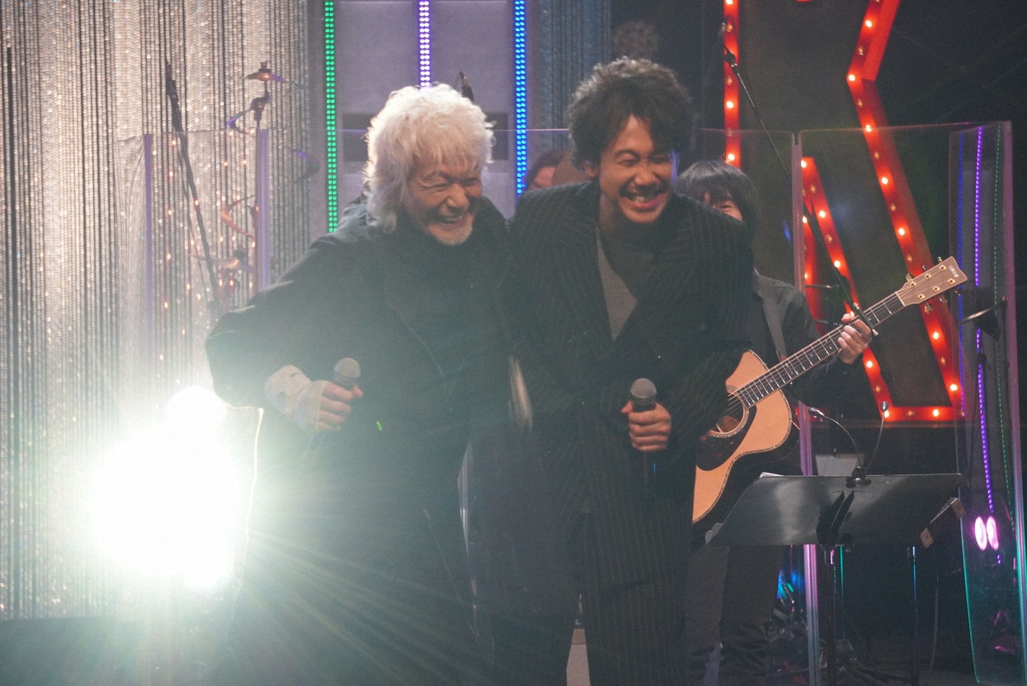 人気画像9位は「玉置浩二が大泉洋や森山直太朗とコラボ歌唱、サプライズゲストも登場する『玉置浩二ショー』」より、左から玉置浩二、大泉洋。（写真提供：NHK）