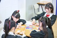 酪農の特別授業のため、学校を訪問した高嶺のなでしこメンバー。