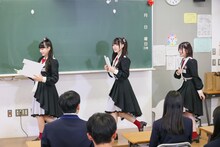 酪農の特別授業を行う高嶺のなでしこメンバー。