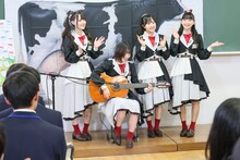 訪問した楽興で「いつか私がママになったら」を披露する高嶺のなでしこメンバー。