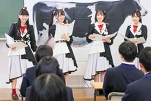 酪農の特別授業を行う高嶺のなでしこメンバー。