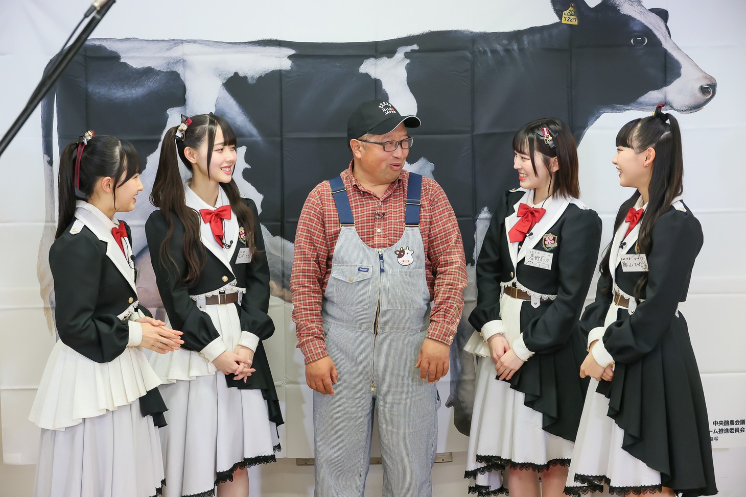 左から東山恵理沙、松本ももな、酪農家の吉田恭寛氏、春野莉々、籾山ひめり。